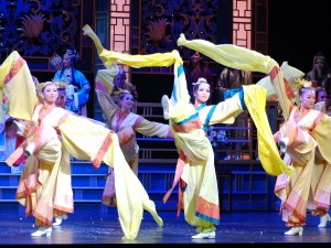 華麗なダンスや鮮やかな衣装も観客の目をひいた