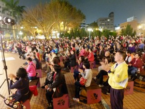 很熱情掌聲歡迎樂團演奏的觀衆