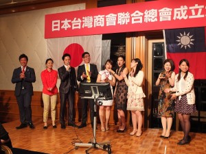 青年商會代表們上台獻唱