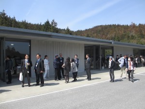 地中美術館を訪れる一行