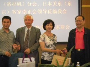 世界客屬總會美西分會會長彭美杏(右2)和日本關東崇正會會長周子秋(左2)與謝百雄會長(左1)和榮譽會長黃聲雲少將(右1)互贈紀念品