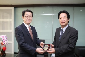 賴清德市長(右)贈送劍獅給日本交流協會高雄事務所所長中村隆幸(照片提供:台南市政府)