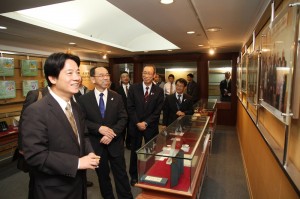 賴清德市長向東京都水道局的賓客介紹日本姊妹市友誼照片展(照片提供:台南市政府)