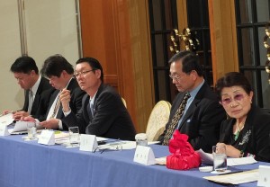 圖左起:琉球台灣商工協會代表吳啓源、福岡台灣商工會議所會長翁健一、日本關西台商協會會長王明裕、代理監事長出席的林清治名譽會長、石佳子總會長