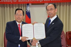 台灣自來水公司總經理陳福田(左)與東京都水道局局長增子敦(右),簽署合作備忘錄(照片提供:經濟部台灣自來水公司)