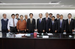 台灣自來水公司與東京都水道局一行人,前往台南市拜會市長賴清德(照片提供:台南市政府)