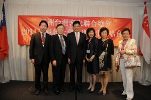 日本關東崇正會會員陳慶仰(左1)和全日本崇正會聯合總會會長陳荊芳(左2)、日本關東崇正會理事劉文珠、幹事長劉文玲,以及會員尹韋淑惇等日本代表出席會員,與客委會主委黃玉振(左3)合影