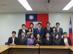 東京台商會幹部與駐日代表處經濟組副組長(前排右3)和秘書(前排右2)合影