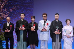 此屆松尾藝能賞優秀賞得獎者,謝榮珠(左3)與日本藝人コロッケ,和歌舞伎演員市川猿之助等人上台合影