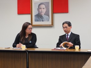 駐日代表處經濟組副組長周立(右)和錢妙玲會長討論關於台商會名簿和日後合作的相關事宜