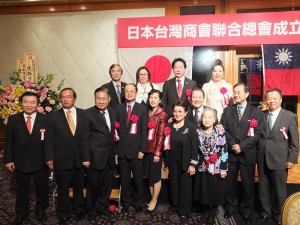 與會嘉賓和駐日代表沈斯淳伉儷(前排左4、5)合影