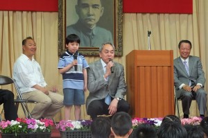校長劉劍城(右)特別搭配該校小學2年級的學生進行中日文同步翻譯