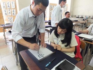 許久沒上書法課的同學們在日本同學的帶領下練習寫書法