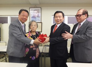 在選考委員長羅王明珠的監交下,僑務組趙雲華象徵性地將印信交給連任的蘇成宗會長