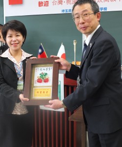 南崁高中校長張祝芬(左)與川口高校校長木田一彥(右)互贈紀念品