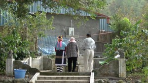 父親の墓参りをする高菊花(日本名:矢多喜久子)さんの親族