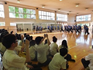 川口高校舞蹈社的學生以熱舞歡迎台灣學生的到訪