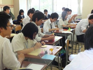數學課上,融合數學幾何,教導台灣學生日本傳統藝術─折紙
