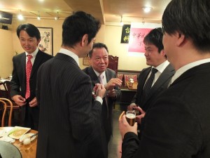 華僑青年們與僑務組組長趙雲華一同交流意見