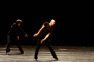 ダイナミックなダンスで観客を魅了する勅使川原三郎氏
