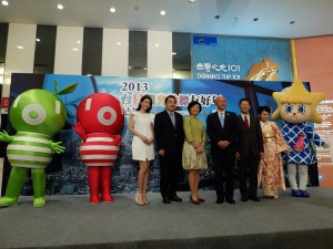 (左4人目から)交通部観光局謝謂君局長、台北101宋文琪董事長、東京スカイツリー鈴木道明取締役社長、交流協会佐味祐介副代表