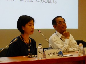 交流協会河野明子文化室主任（左）と台湾大学人文社会高等学院黄俊傑院長。