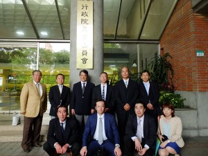 農業委員会を訪問した日本からの視察団メンバー。