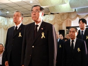 亞東關係協會廖了以會長（中央）、馮寄台前駐日代表（左）、亞東關係協會黃明朗秘書長（右）