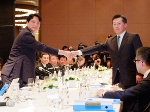 握手を交わす亜東関係協会張仁久参事(左)と、交流協会岡田健一総務部長