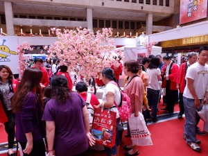 福島県のブースにも多くの来場者が集まった