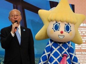 東京スカイツリー鈴木道明取締役社長(左)とソラカラちゃん