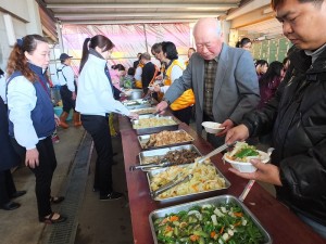 院方特別準備豐富齋食給信眾們享用