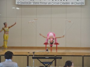 雜技團成員陳梅梅,特別表演柔術