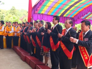 駐日代表處僑務組趙雲華組長與在日僑領們等貴賓,和法事大總理一同進香
