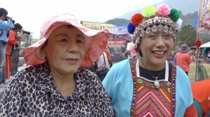 原住民族女性、高菊花(日本名:矢多喜久子)さん(左)と妹さん