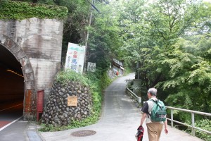 慰霊碑への登り口。歩いて数十分かかる。