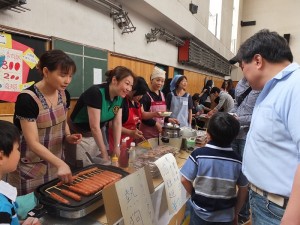 台灣小吃滷肉飯和美味的熱狗引來大批人潮