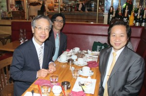 羅坤燦副代表(左)と張国恩学長(右)