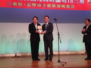觀光局局長謝謂君(左)和三重縣知事鈴木英敬互換紀念品