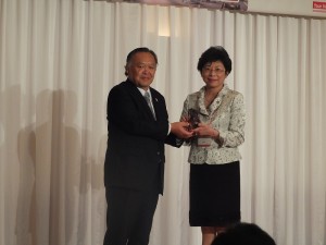 日本旅行業協會會長菊間潤吾（左）和台灣觀光協會會長賴瑟珍戶換紀念品