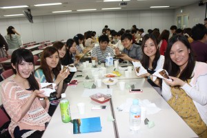粽を食べる日本人と台湾人留学生