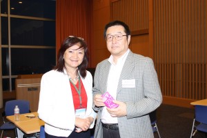 慶応大学日吉学生部国際担当海老原肇さん(右)