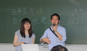 司会役の早稲田大学政治経済学部の学生