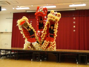 大阪中華學校舞獅隊熱演迎賓