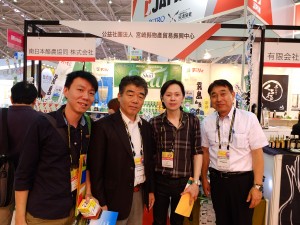 南日本酪農協同海外事業室前原光則室長(右)、松本正一福岡支店次長(左から二人目)とマカオからのバイヤー