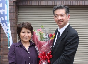 中津川後援会婦人部から花束を贈呈される石井候補予定者