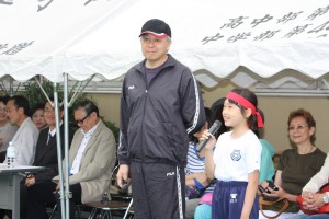 劉剣城校長と小学生の女子