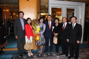 開宴前に埼玉台湾総会の面々と記念写真を撮る中津川前衆議院議員