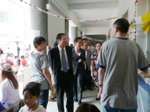 大阪辦事處處長黃諸侯到校視察