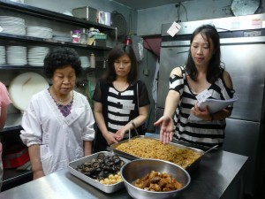 京都華僑總會事務局劉佳玲說明粽子材料